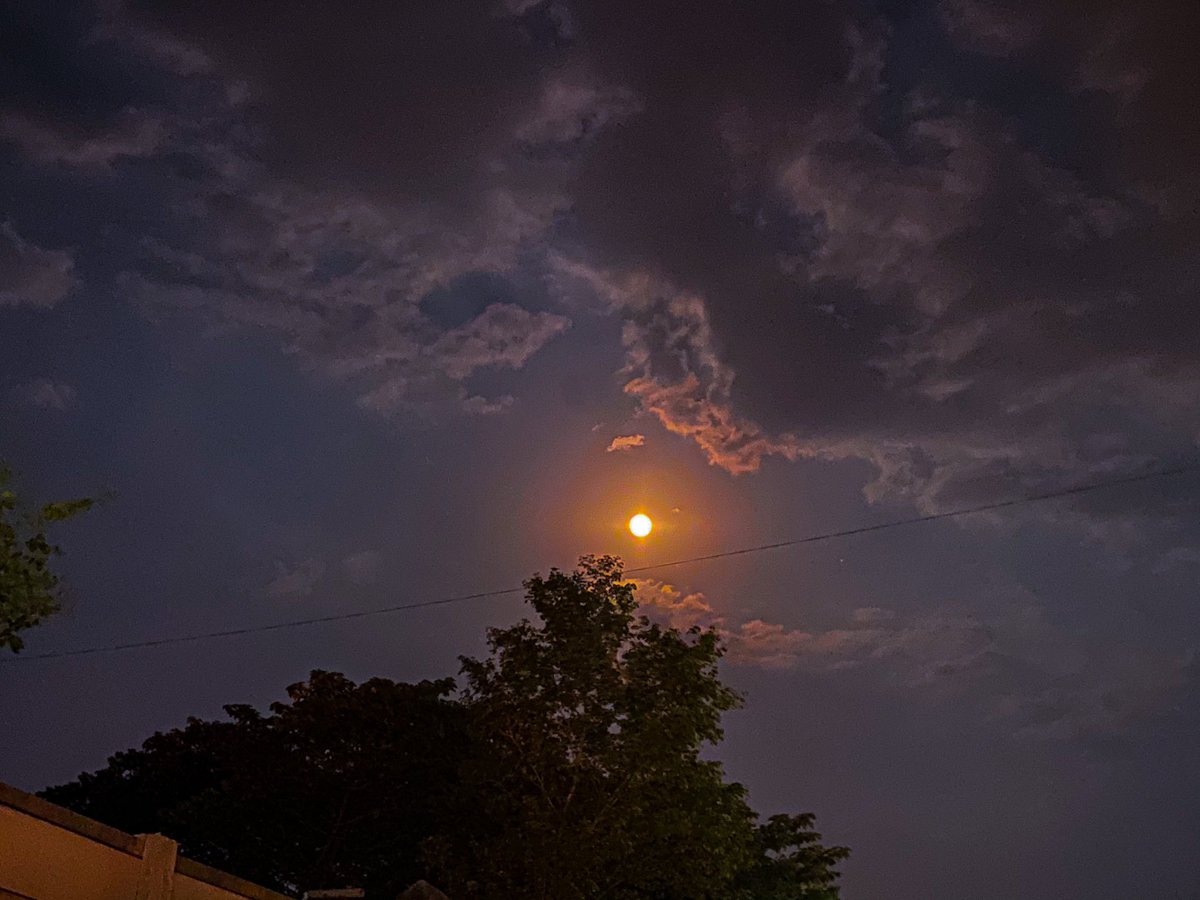 PrashantKohat's tweet photo. Moon flexing with clouds!
#LunarEclipse 🌑
#चंद्रग्रहण 🌑 https://t.co/2iy21P0U0G