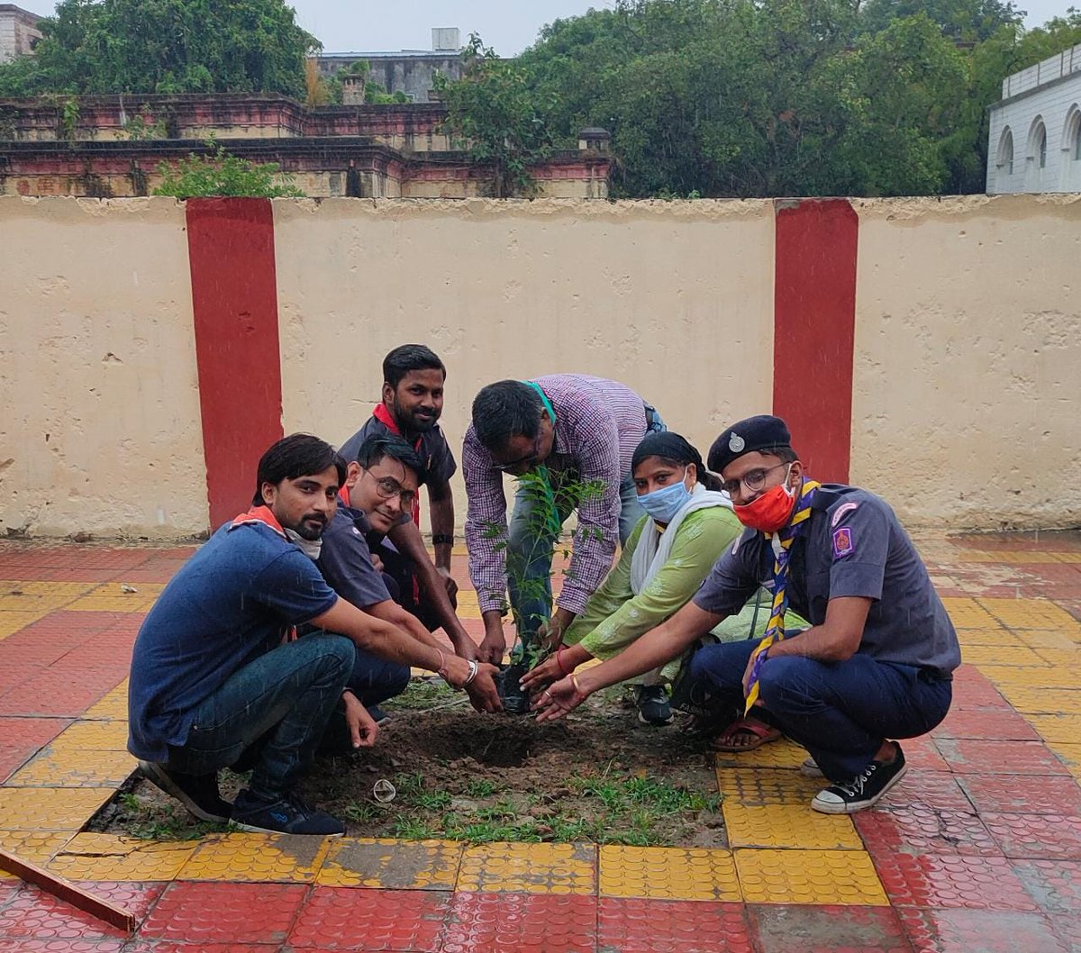 NrbsG's tweet photo. विश्व पर्यावरण दिवस के उपलक्ष में मंडल प्रबंधक कार्यालय हजरतगंज एवं स्काउट सेल व स्काउट हट चारबाग में पौधरोपण किया गया। इस उपलक्ष में जिला आयुक्त स्काउट श्री @SRDPONRLKO और सहा. जिला आयुक्त श्री पी के गुप्ता जी भी मौजूद थे @drmlko25 @SrDOMLKO @vikasshri @GM_NRly @RailwayNorthern https://t.co/FCJlo6RKXY