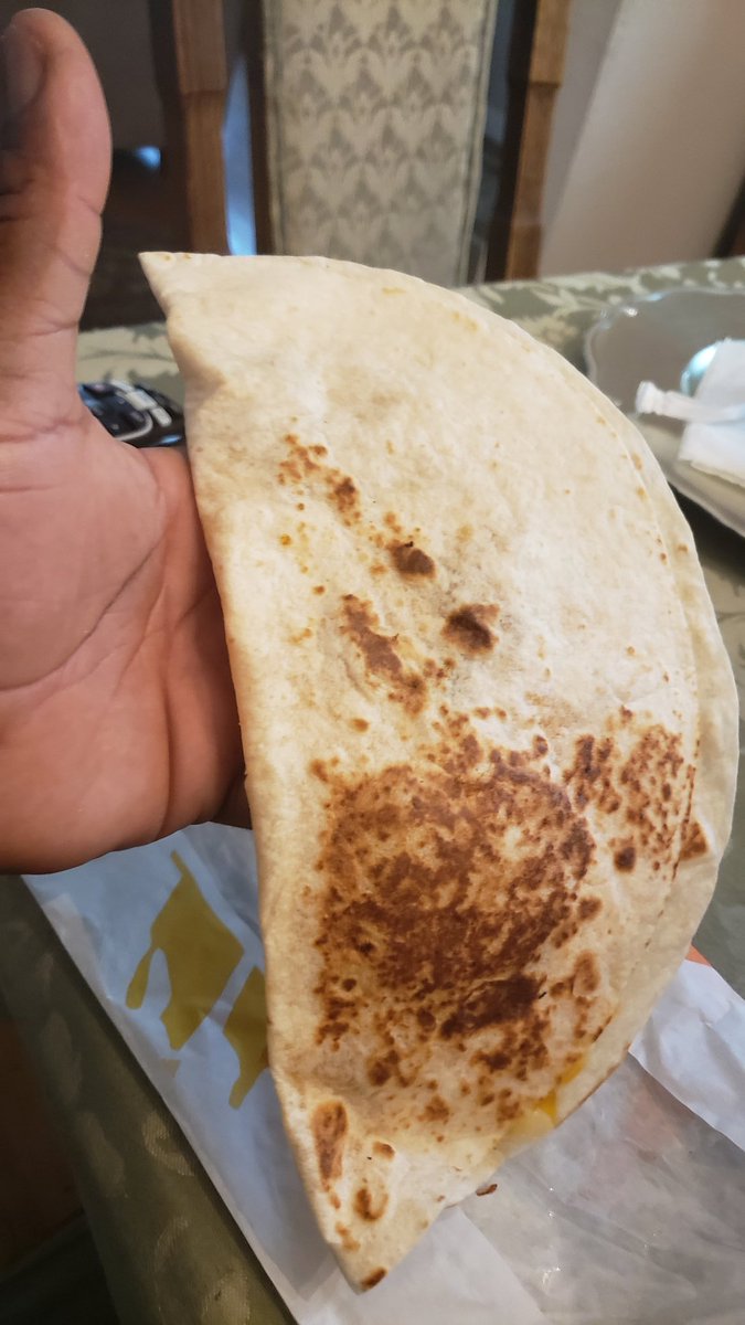 AtlBarry's tweet image. @tacobell So....I would&apos;ve preferred my quesadilla cut into triangles but tearing works. 👍🏽 #tacobell #quesadilla #lunchtimeproblems
