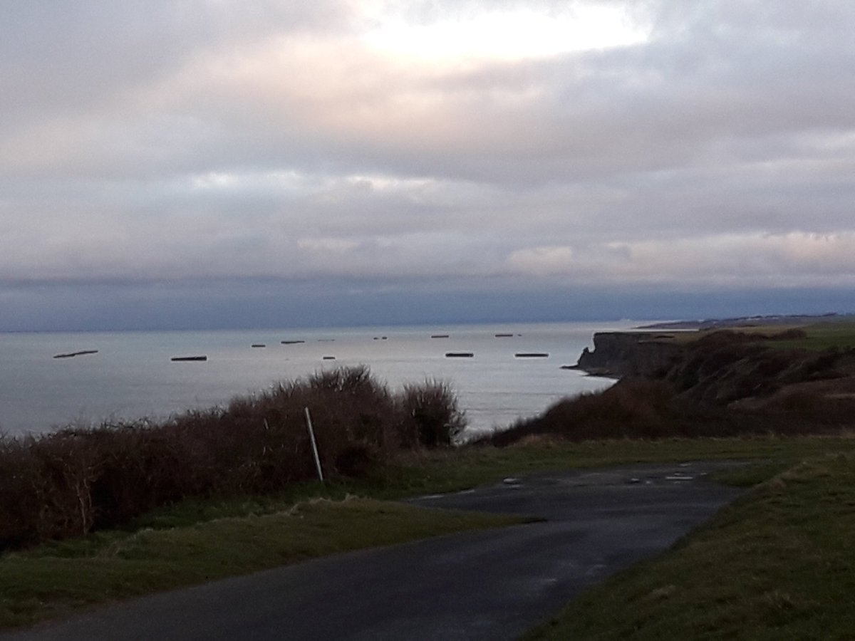 91Pmaison's tweet photo. @fredhermel 
Demain le #DDay2020. Ma Normandie que j'aime tant.
Avec une pensée à mes grands Oncles, résistants de la 1ère heure, décédés trop vite, pour voir le 6 juin 1944. #Caen #arromanche. https://t.co/Qz6cfFFGha