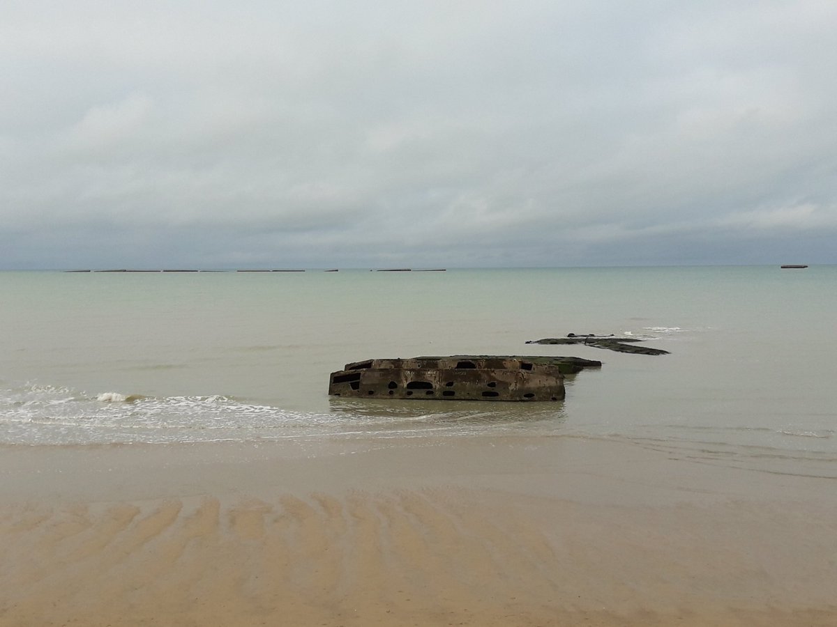 91Pmaison's tweet photo. @fredhermel 
Demain le #DDay2020. Ma Normandie que j'aime tant.
Avec une pensée à mes grands Oncles, résistants de la 1ère heure, décédés trop vite, pour voir le 6 juin 1944. #Caen #arromanche. https://t.co/Qz6cfFFGha