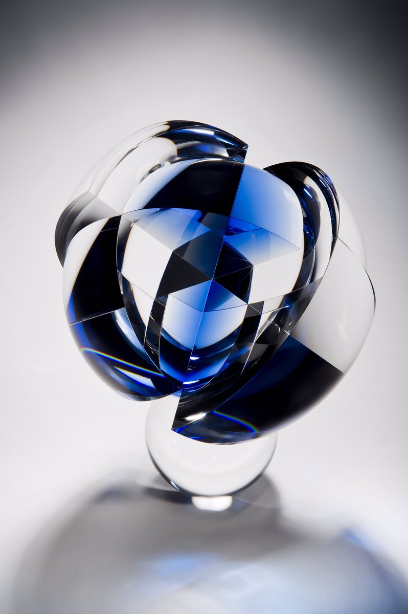 antscala's tweet image. Here are a few more crazy angles of my piece Event Horizon I made a few years ago. The tricks this piece plays with optical illusion are really mind blowing. I wish I could take credit for it, but it’s all down to physics! #performerartistchallenge  #coldworking #physics #optics