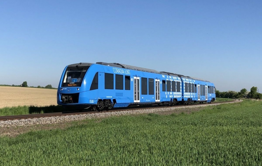 rinnovabiliit's tweet image. Arrivano anche in Italia i #treni a #idrogeno:
@AlstomItalia e @snam hanno firmato un accordo quinquennale per replicare il successo tedesco del #Coradia #iLint anche nel Belpaese. La fase di progettazione partirà dal 2021
➡ bit.ly/373O3BI