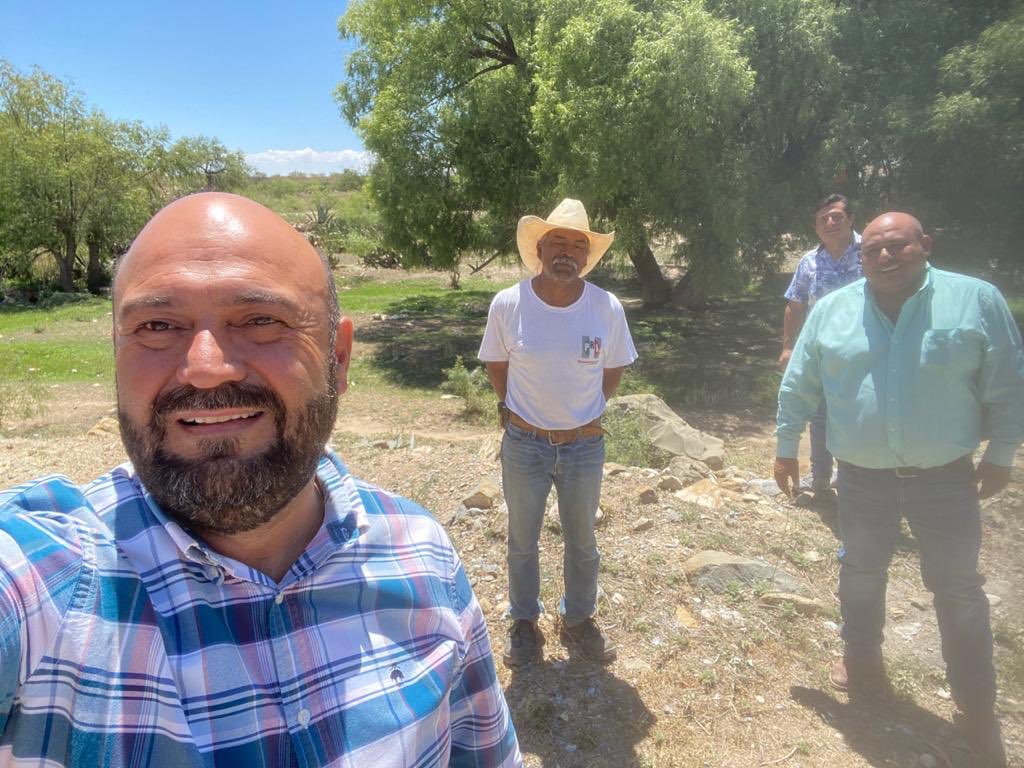 Hoy me reencontré con buenos amigos en el Ejido #Macuyú de #GeneralCepeda. El líder municipal de la CNC, Pedro Reyna Macareno y el Regidor, Luis Alemán Espinoza.