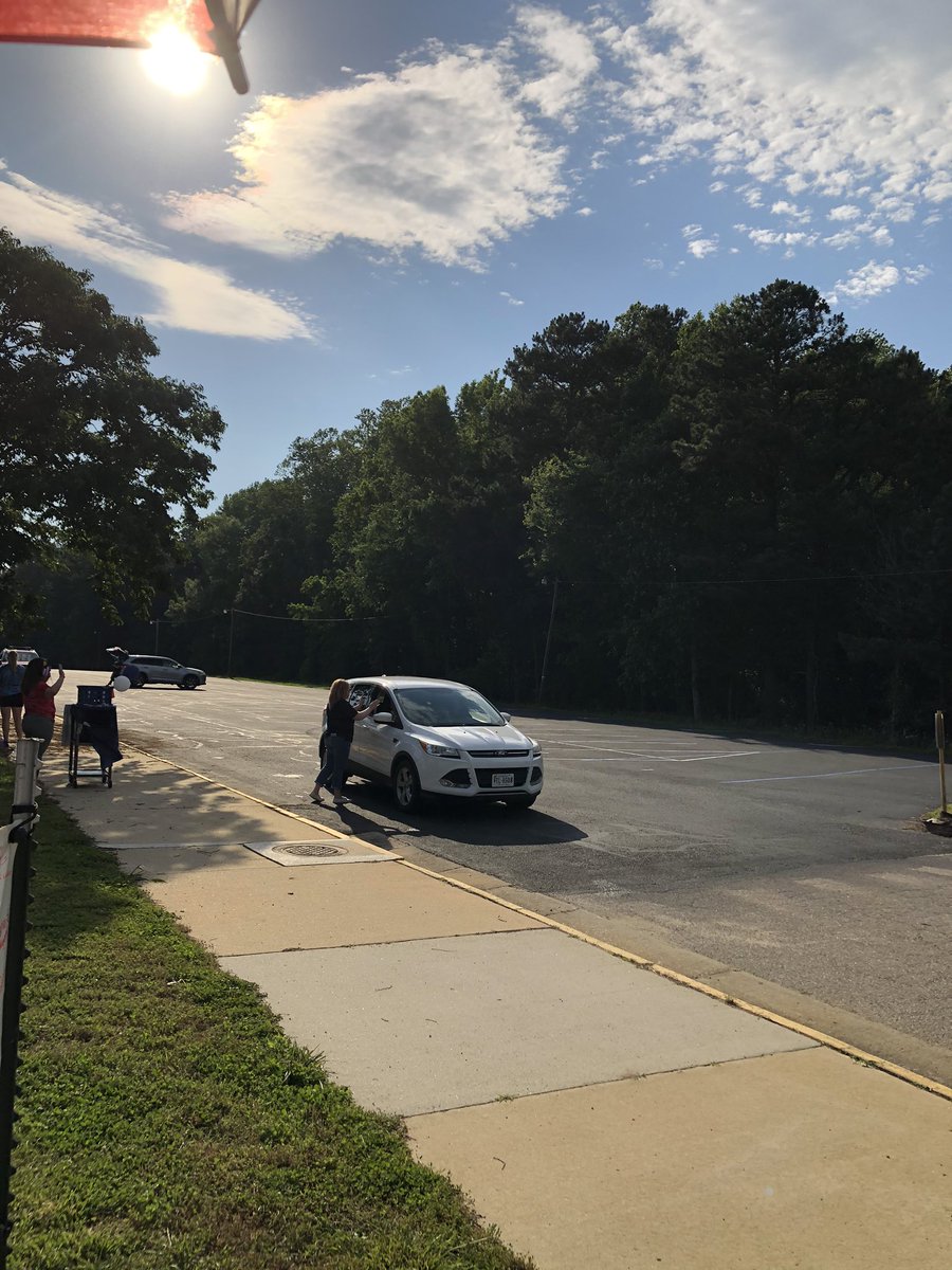 ChuckMossEDU's tweet photo. The challenges surrounding COVID-19 has made us become truly creative, outside-of-the-box thinkers. For instance, our drive through bridging ceremony for our 8th graders at #DMSGens #getyourleadon #GetYourVirtualLeadOn @GetYourLeadOn https://t.co/b6bI99pUfm