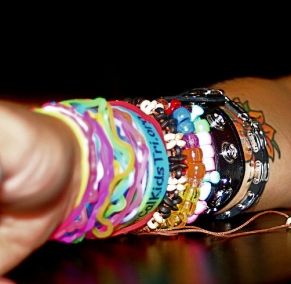 heylemos's tweet image. Alguém tem que explicar pro SBT que Rebelde: tradição, cultura, foi um fenômeno MUNDIAL que formou a moda mais brega e mais maravilhosa dos anos 2000.

É dever da emissora relembrar isso a todo momento #ForaChiquititas