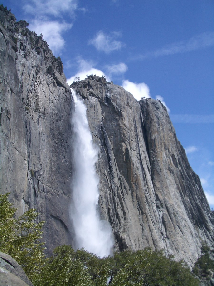 Maki K サンディエゴ 久しぶりに写真で旅行 ちょっとヨセミテ ヨセミテ滝 ヨセミテ滝の滝口 足を滑らせたら終わりってとこまで攻めました ヨセミテ滝トレイルから眺めるハーフドーム きれいな景色を見て深呼吸 風景 国立公園 Yosemite