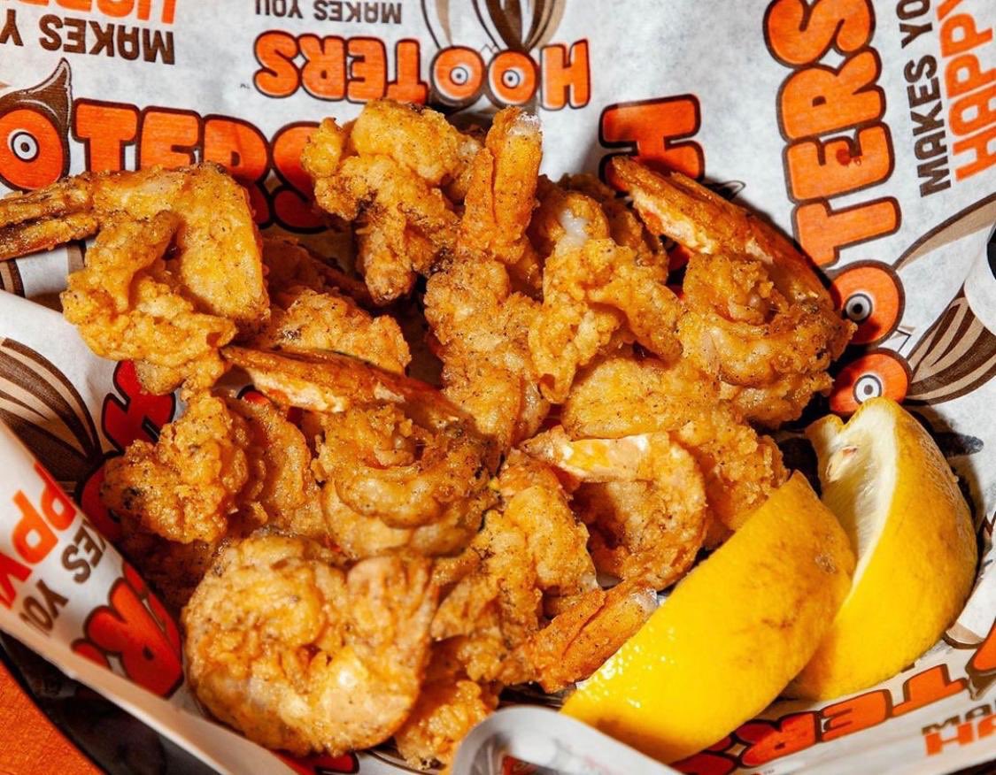 Hootersnotts's tweet photo. We’re excited to announce that from this evening Hooters Call and Collect is live🙌🏼

Serving original and boneless wings, buffalo shrimp and curly fries😋

Available between 3-9pm on: 

✔️Thursdays
✔️Fridays 
✔️Saturdays
✔️Sunday’s 
✔️Monday’s

Call us on 01159 588111  📞 https://t.co/9VvMAUeAXu
