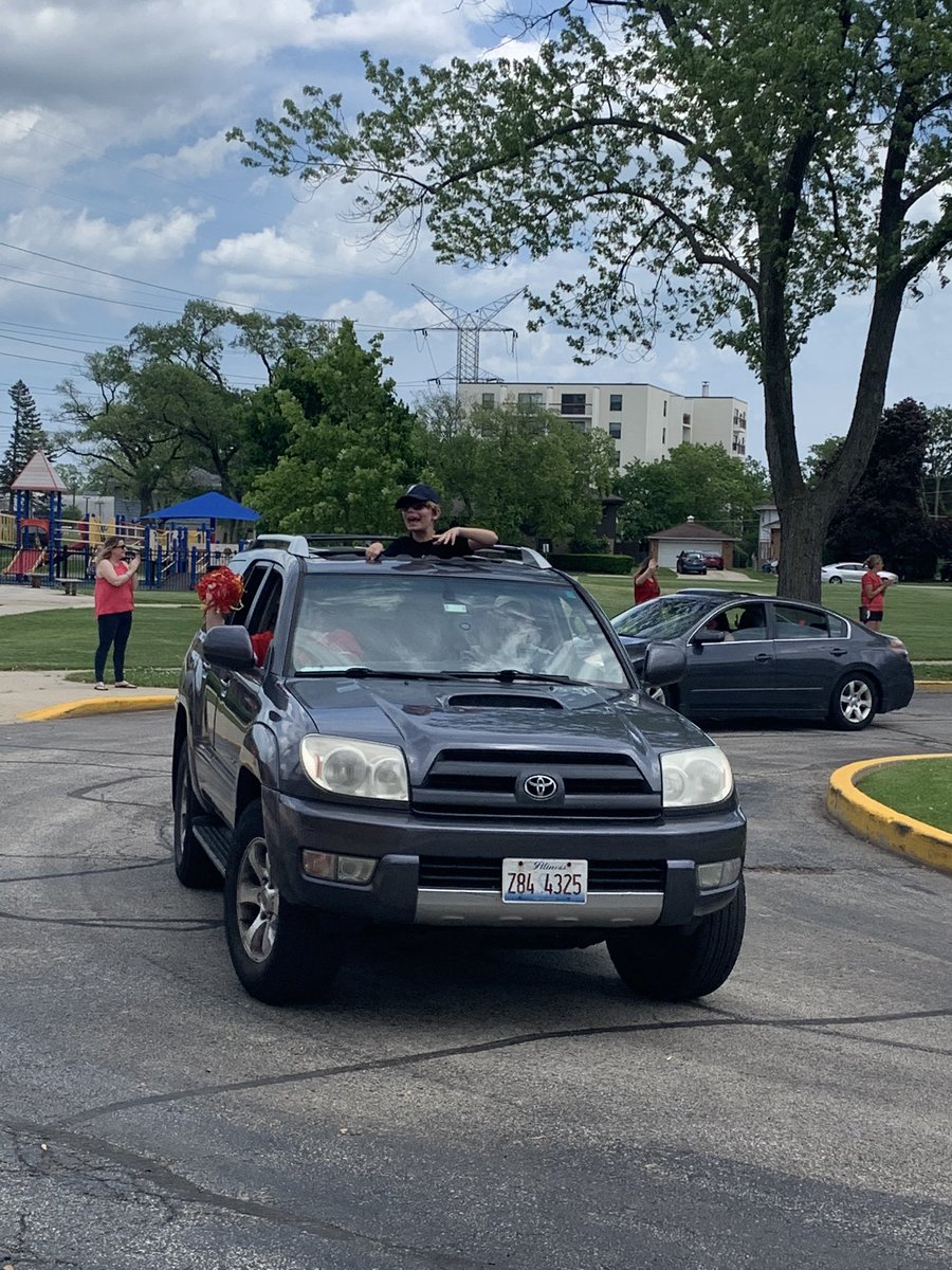 MrsBrills_Class's tweet photo. Fourth Grade Farewell parade today at Hynes! So fun to give out 4th grade awards and wish them good luck at Golf Middle School next year! 🥳😀 #NTDSEmpowers #inspire67 @NTDSE @bethflores67 https://t.co/SR72GEBHx3