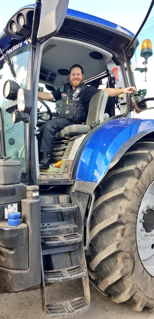 TruckerMozzi's tweet photo. Got myself stuck into something different today...

#ruralpolicing #Fridaypatrol https://t.co/VpV0Ss3gVs