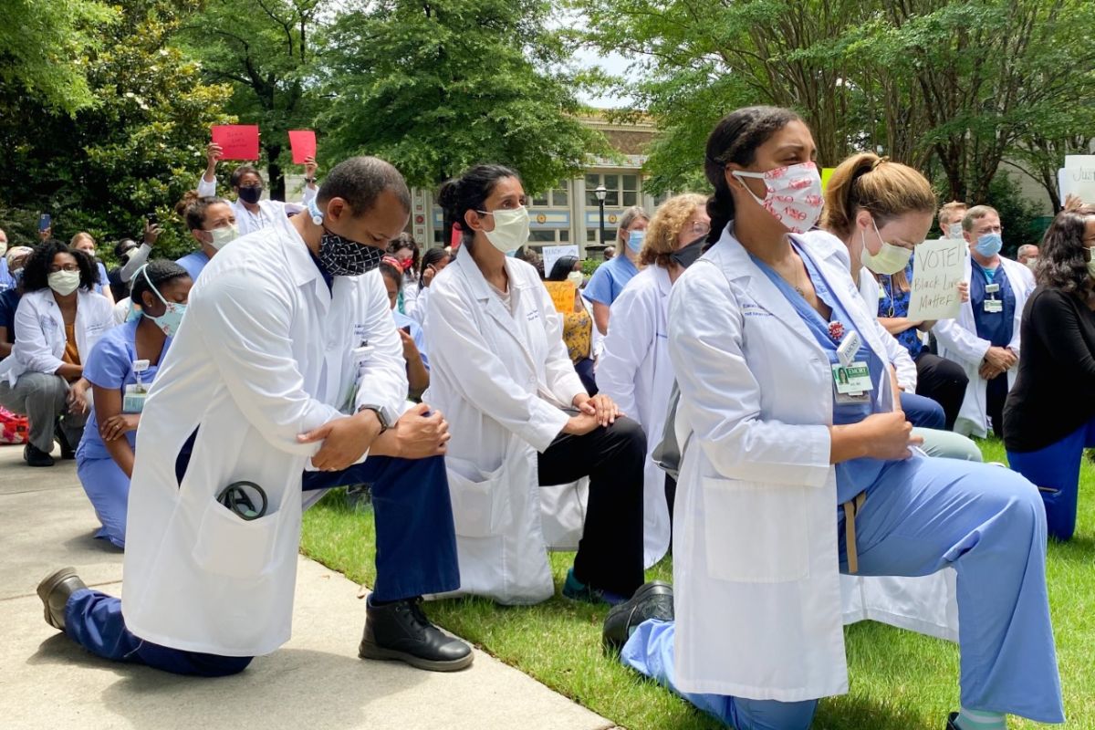 emoryhealthcare's tweet image. On June 5 at 1 pm, Emory physicians and health care workers at various campuses kneeled for 8 minutes and 46 seconds. The Emory community stands for justice in all aspects of our mission, and when confronted with hatred and prejudice, we must speak out. #WhiteCoatsforBlackLives