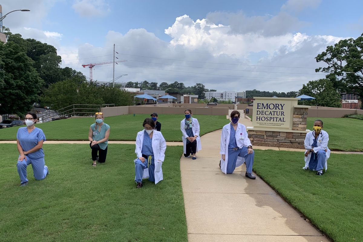 emoryhealthcare's tweet image. On June 5 at 1 pm, Emory physicians and health care workers at various campuses kneeled for 8 minutes and 46 seconds. The Emory community stands for justice in all aspects of our mission, and when confronted with hatred and prejudice, we must speak out. #WhiteCoatsforBlackLives
