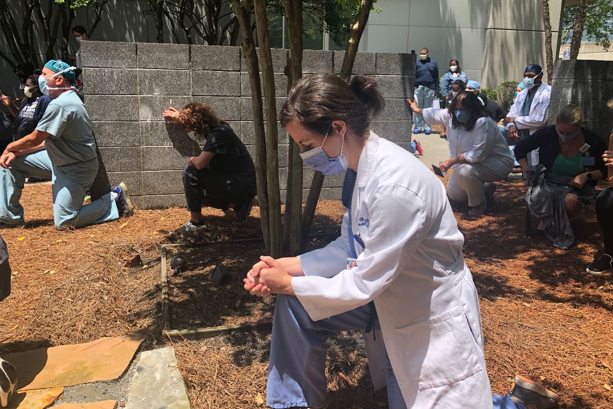 emoryhealthcare's tweet image. On June 5 at 1 pm, Emory physicians and health care workers at various campuses kneeled for 8 minutes and 46 seconds. The Emory community stands for justice in all aspects of our mission, and when confronted with hatred and prejudice, we must speak out. #WhiteCoatsforBlackLives