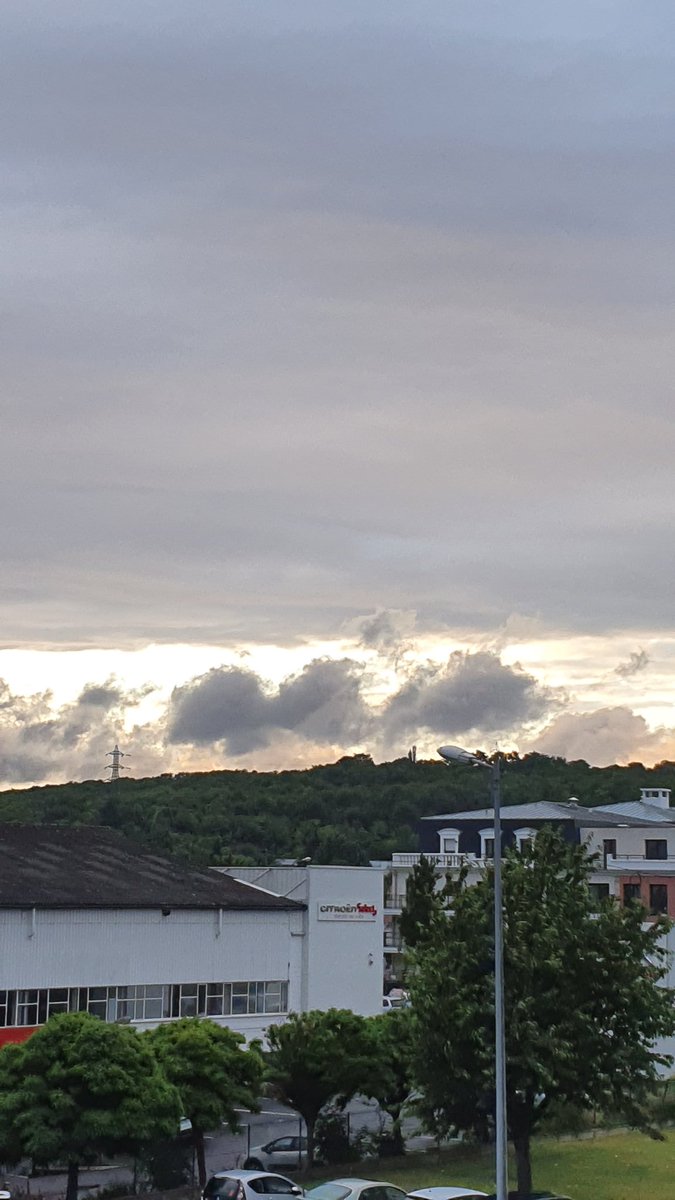 Fumé impressionnante qui sont visibles dans le ciel au dessus de Neuilly sur marne, Neuilly Plaissance, Villemomble, Rosny #incendie #aubervillier