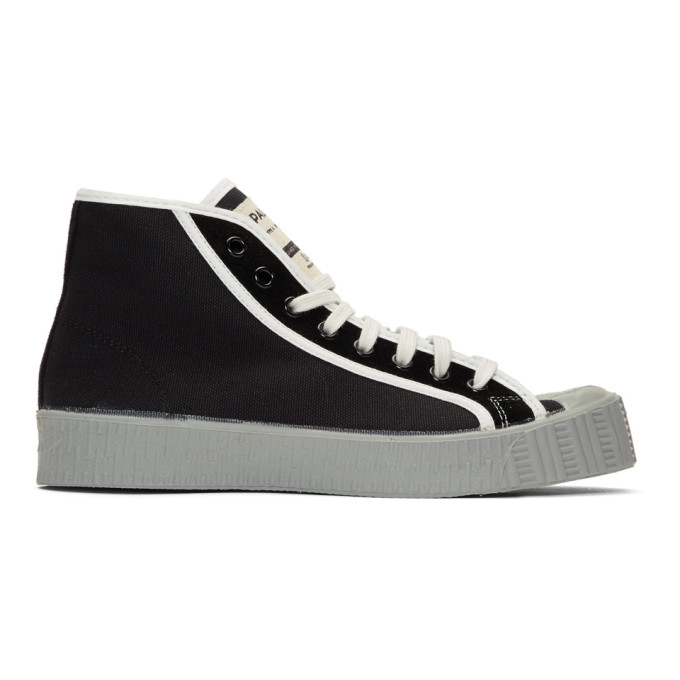 NosaFashions's tweet image. Spalwart Black Special Mid CSGS Sneakers
High-top canvas and suede sneakers in black. White trim throughout. Round rubber cap toe in grey. 
Details Here: nosax.me/2XCIjfa

#spalwart #nosafashions #nosafashionista #womenssneakers #blcksneakers