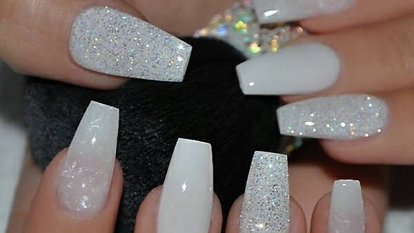 Det Ulejlighed konkurrenter StylishBelles on Twitter: "Cute coffin shaped light grey acrylic nails with  glitter design! Tap for more✓ https://t.co/K63NzUDM6H @stylishbelles  #graynails #greycoffinnails #coffinnails #glitternails #nails #nail  #nailart https://t.co/KONMa3AJx5 ...