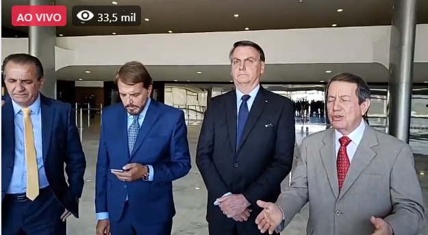 PrazeresLeandro's tweet photo. O presidente @jairbolsonaro recebeu uma comitiva de pastores nesta sexta-feira, no Palácio do Planalto. À direita, R.R Soares. Sua igreja deve R$ 145 milhões à União. À esquerda, Estevam Hernandes. Sua igreja deve R$ 33 milhões à União. 
Fonte: PGFN https://t.co/HWTbGQpbku