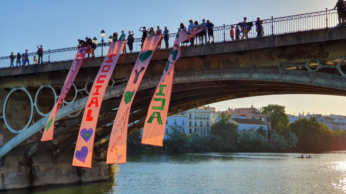 mefeminista's tweet photo. ¡Así hemos visto el puente de Triana esta tarde! Los movimientos sociales ya hemos recuperado la calle y no nos faltan reivindicaciones que visibilizar. ¡Que la nueva normalidad sea el inicio de un cambio profundo del sistema!

#TransiciónJusta 
#JusticiaSocialyAmbiental https://t.co/Yl3CN45qoW