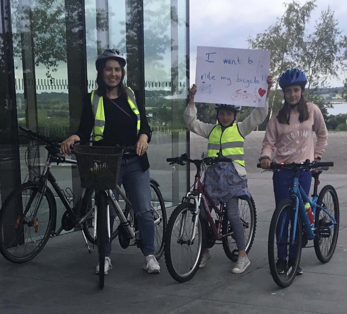 WexBug's tweet photo. In whatโs been a busy media week for WexBUG, committee member @thehazydazy spoke to Newstalkโs @ciarakellydoc
You an catch Hazelโs piece at around 13mins on this link.
https://t.co/YFSoF61jIM https://t.co/6GDjW1eqsT