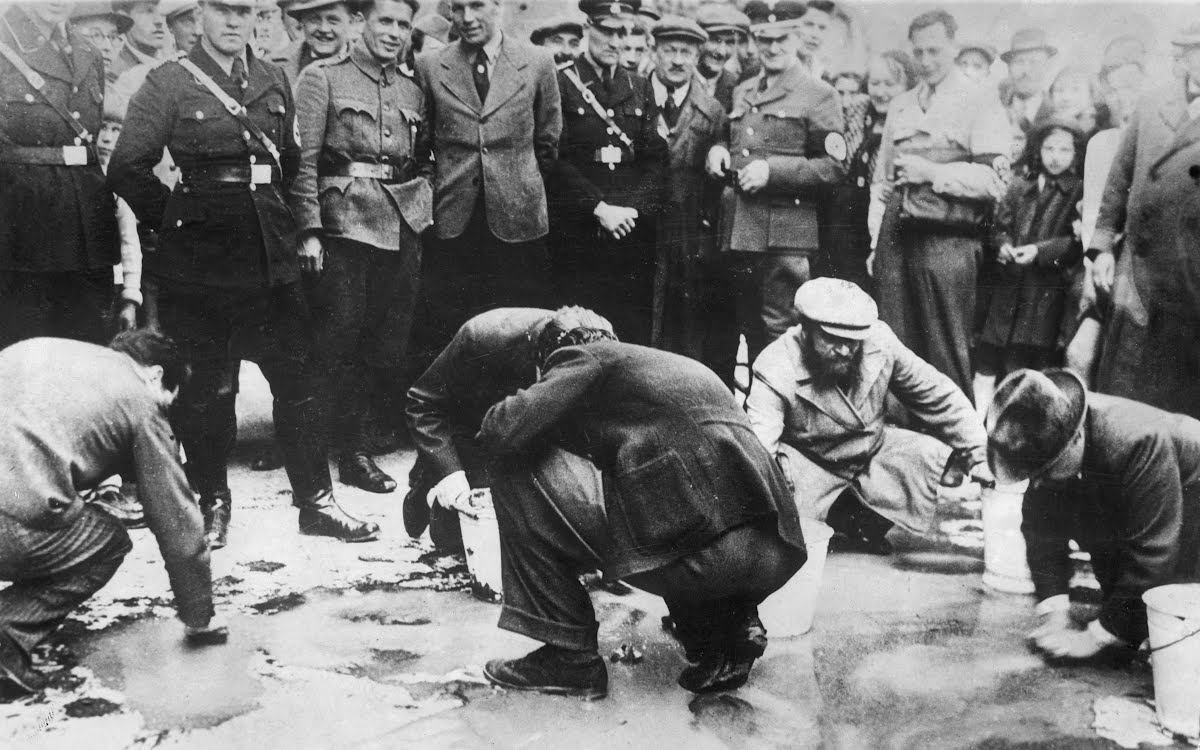 atchorley1961's tweet photo. #AllLivesMatter 
This is what happens when one race makes another take a knee
Why would you apologise for something you didn't do? White ppl didn't start slavery (they stopped it) Didn't invent racism (made laws against it). Western civilization is a source of pride not shame https://t.co/lctEtT8Sdz
