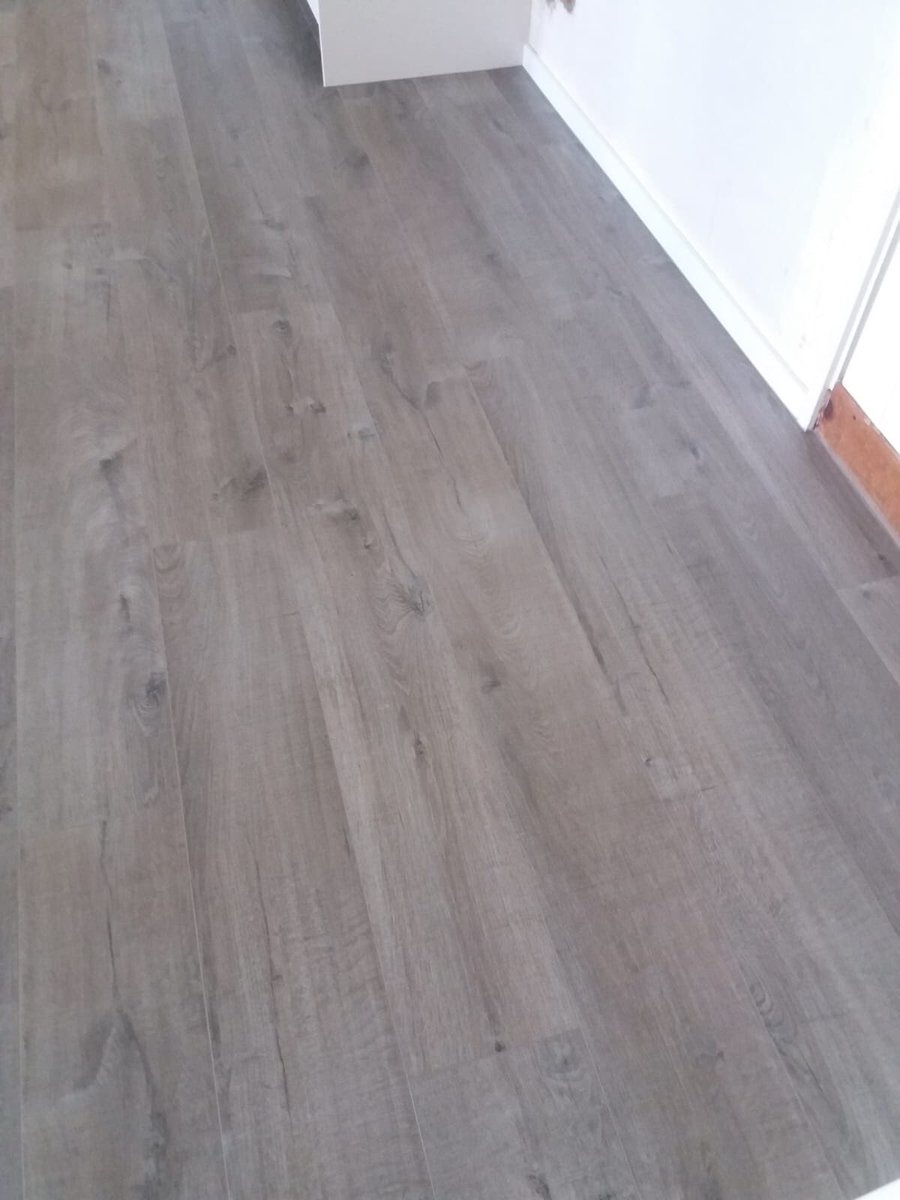 ErikJoldersma's tweet photo. In deze oude monumentale boerderij in #Schoonebeek hebben we deze #PVC #click #Riged vloer gelegd over een oude linoleumvloer. Er is gekozen voor de Livyn Pulse collectie van @QuickStepFloor. Interesse? Kom dan naar onze showroom en laten u graag de mogelijkheden zien. #joldersma https://t.co/sJbRyFeHcV