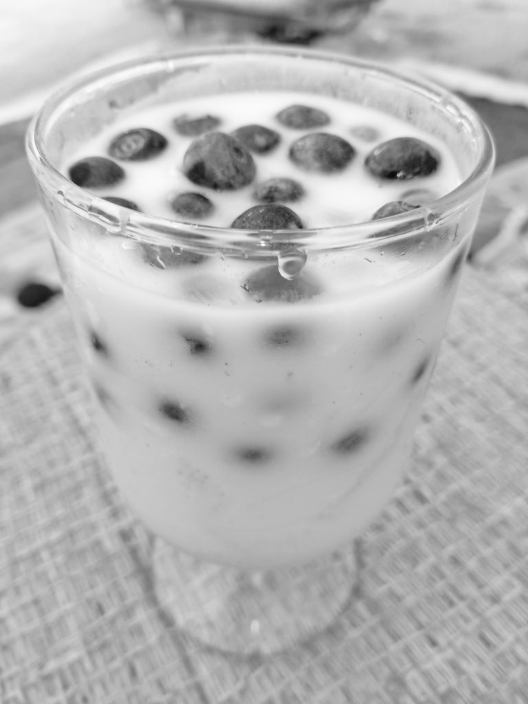 DoreneShaver1's tweet photo. #sipping on my #bluebery #vanilla #yougartsmoothie I made #refreshing n yummy 😋💯😍 https://t.co/6VLBqHpJAm