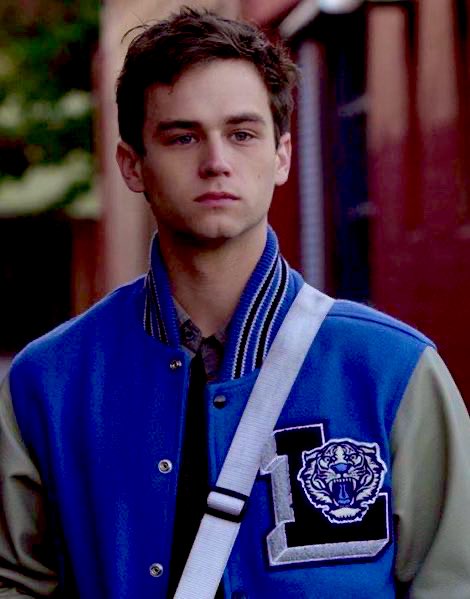 JINS0N94's tweet photo. I never thought that Justin Foley would end up being the best character on 13RW, he’s literally he the only one who doesn’t annoy me. His character had the best development for sure!!  #13ReasonsWhy #13ReasonsWhy4 https://t.co/GeT2uWDn2F