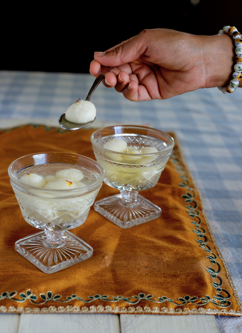 Easiest rasgullas ever❣️
blessingsfrommykitchen.blogspot.com/2020/05/rasgul…
#rasgulla
#sweets
#desserts
#sugarush
#ontheblog