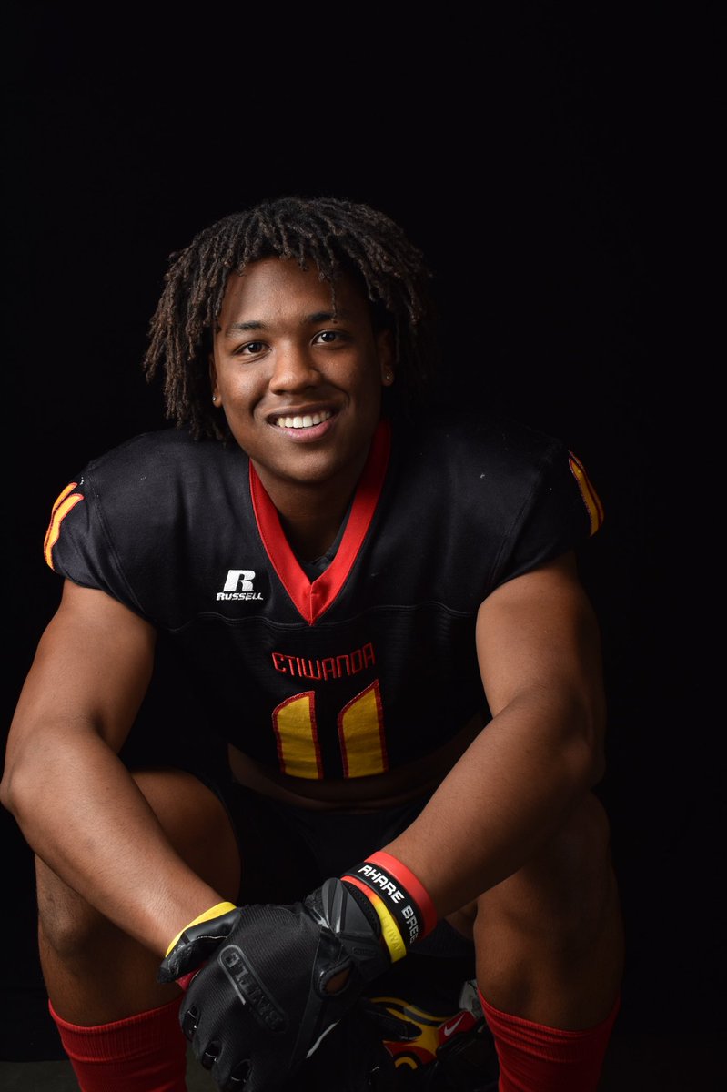 IEPreps's tweet photo. Congrats to Devanti Dillard!! Class of 2020 signed with UCLA to play 🏈 he is academically top 7% of his class and will major in computer science. WAY TO GO!!! https://t.co/WlZ2fuDl6f