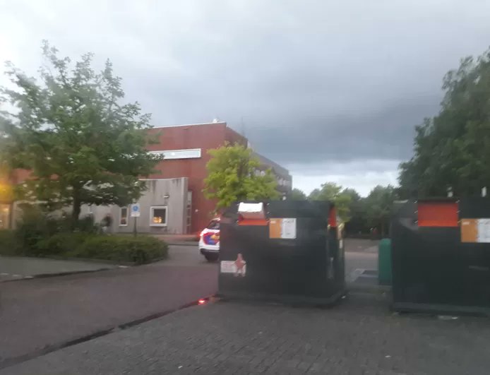 Kat-en-muisspel in Nijverdal tussen groepjes jongeren en politie:..