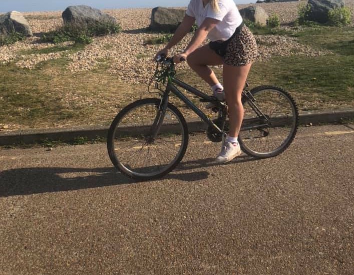 SussexIncidents's tweet photo. Bike stolen from outside of #Worthing hospital of a NHS  physiotherapist. 
grey with blue writing (and lots of old bike locks around it,) 

Lets get this back for her

If seen contact @AdurWorthingPol https://t.co/BiJQjgE6n1
