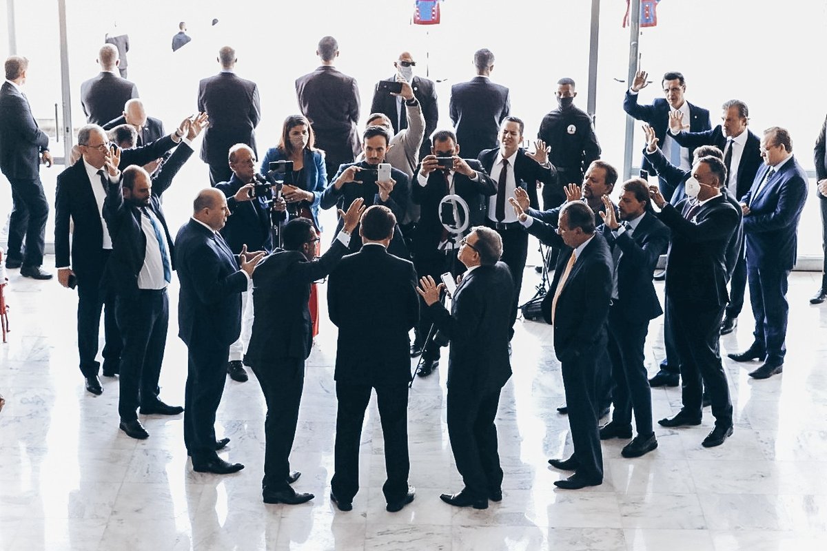 PastorMalafaia's tweet photo. Profetizamos tempos de bênçãos e prosperidade sobre a nação e o povo brasileiro. Eu e líderes evangélicos oramos pelo presidente @JairBolsonaro e pelas autoridades do nosso país.

Fotos: Isac Nóbrega/ PR https://t.co/71YwHWBtU0