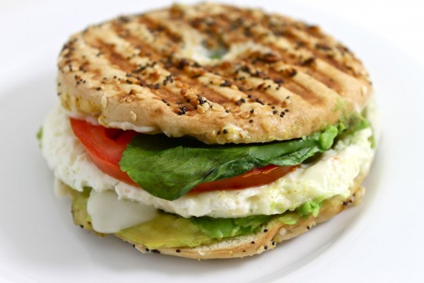 (Copycat) Panera Egg White, Avocado, and Spinach Power Breakfast Sandwich. Each has 277 calories, 10g fat &amp; 7 Blue WW Freestyle SmartPoints, and 8 Green. #copycat  #breakfastsandwich #vegetarian #wwrecipes #healthyrecipes

Try this recipe: skinnykitchen.com/recipes/panera…

Pin it: