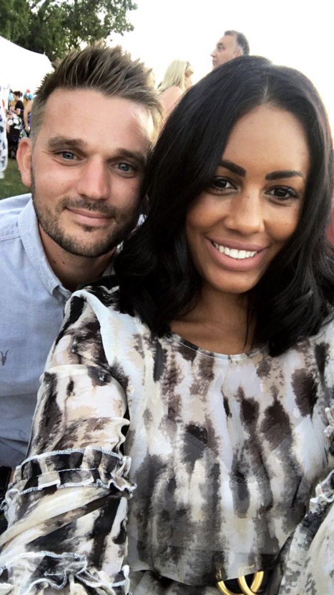 It’s with a broken heart that I need to announce that my gorgeous Wife - Leanne Barrett sadly passed away in the early hours of this morning with her family around her.

Words can’t describe 
RIP 

Love you always Jamie , India Lily and Beau

💔💔💔💔💔😢😢😢😢

#fuckyoucancer