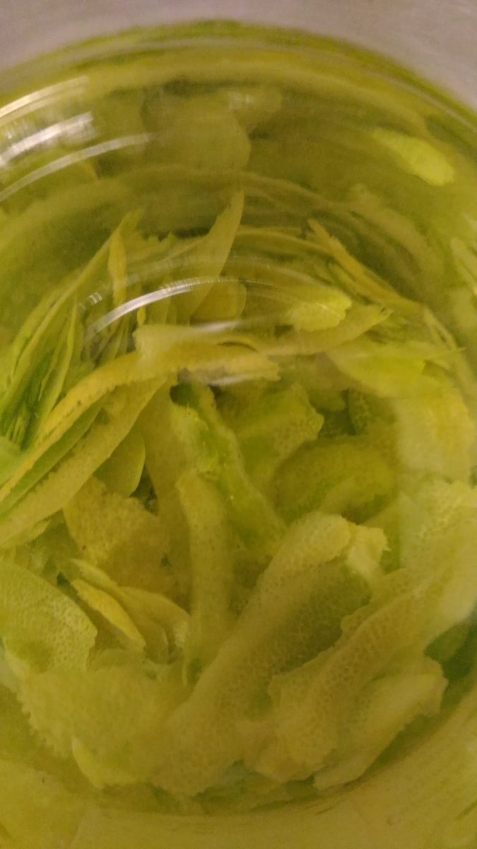 Il limoncello è pur sempre il limoncello…  
Limoncello fatto in casa, nessun limoncello acquistato regge al paragone! Rendi felici i tuoi clienti a fine pasto offrendogli un buon limoncello fatto da te utilizzando limoni non trattati.
 info@arcangelogioia.com  0039 351 226 6614