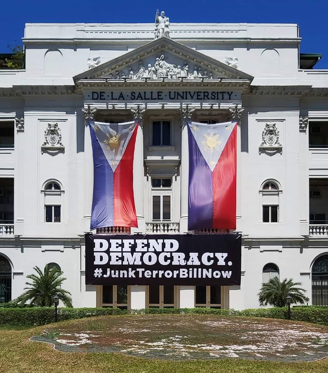 dumidyeypee's tweet photo. DLSU!!! #JunkTerrorBillNow https://t.co/kaVq7q8ah0