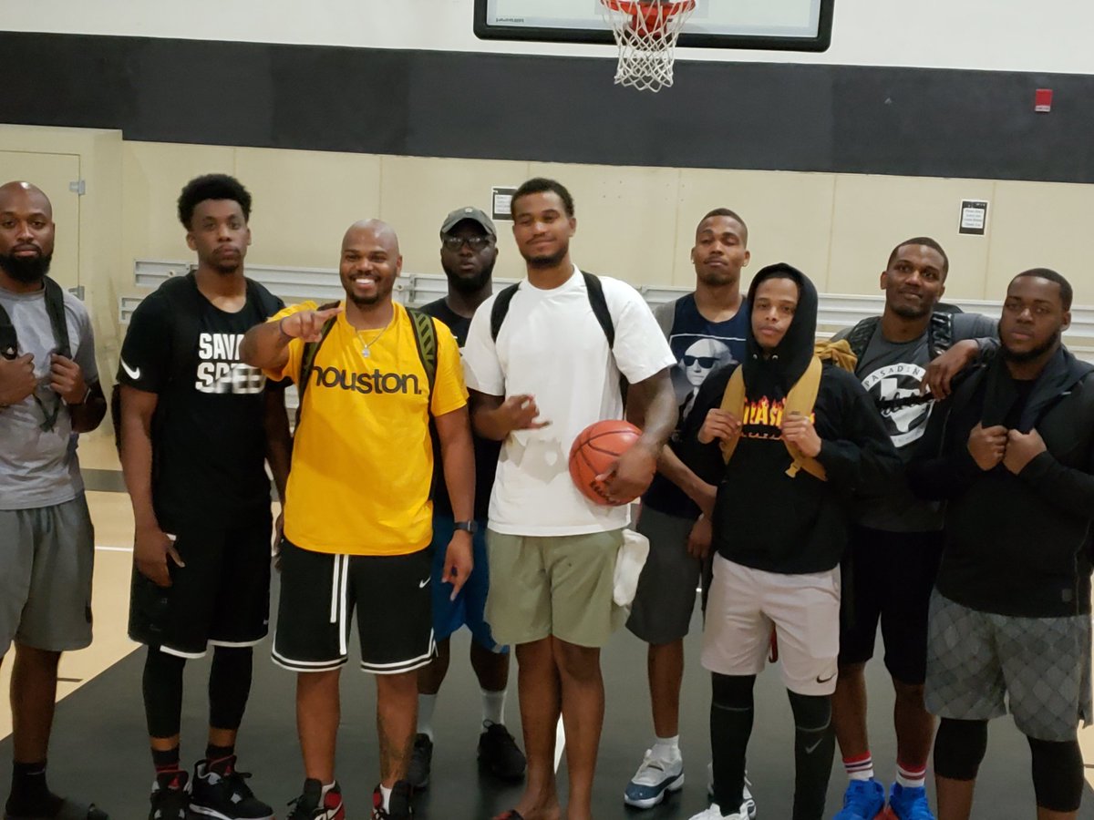 CoachBranfordJ's tweet photo. Society may only see me as just a black man but I'm much more than that. I'm a husband, brother, son, coach, math teacher, mentor, friend. It's not my fault that you see me as just a black man. I love who I am. I'm happy that I'm black and I'm DAMN proud #BLM https://t.co/unOFL7ZxoF
