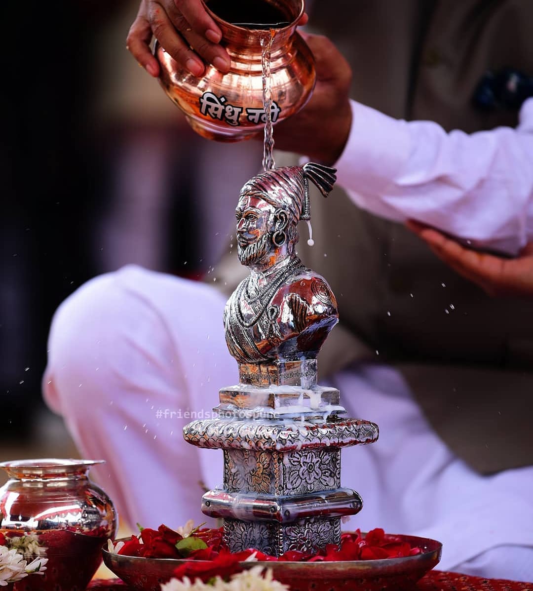 Im_amol96k's tweet photo. अरुणोदय झाला, भगवा फडकला, बत्तीस मणाच्या  सिंहासनावर माझा राजा विराजमान झाला, यज्ञाची आहुती  दिली,ण पेटत्या  भगव्याच्या ज्वाला, नेत्रसुखद तो माझ्या राजाचा राज्याभिषेक सोहळा 
जय शिवराय 
#जयशिवराय🚩 
#शिवराज्याभिषेक_सोहळा https://t.co/0yrvY3mcQm