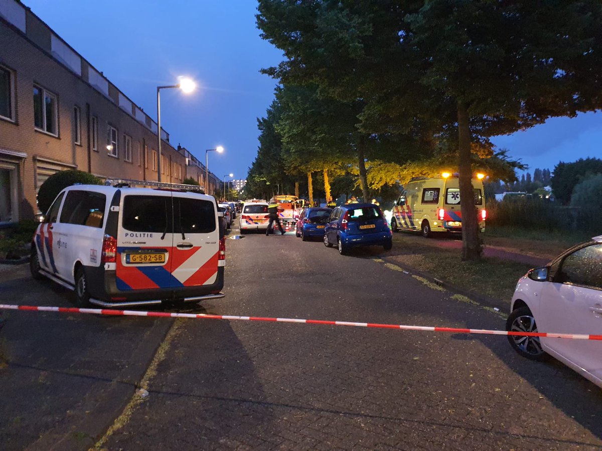 Ondanks pogingen tot reanimatie is het slachtoffer van de #schietpartij aan het #ClazinaCouwenbergzoom in #Rotterdam overleden.