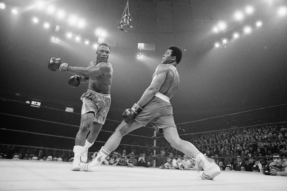 Fightgistmedia's tweet photo. Social Distancing.
Muhammed Ali has been keeping Social distancing before Covid-19 pandemic.
#boxing #MuhammedAli #itelP36Launch #kizdaniel #SocialDistancing #COVIDใผ19 https://t.co/Qa2nnQu2ih