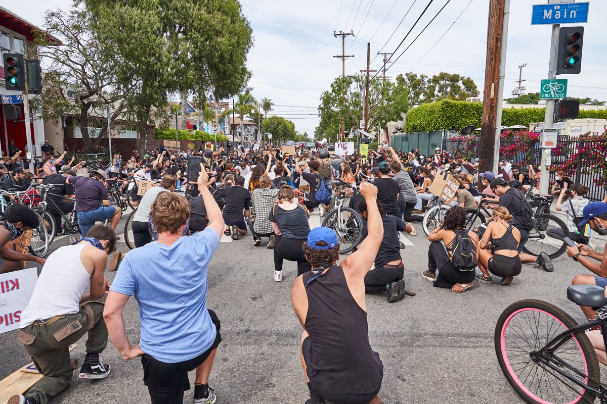 Hugs in Hollywood, CA.📍 (📷<a href="/MattMisisco/">Matt Misisco</a>)