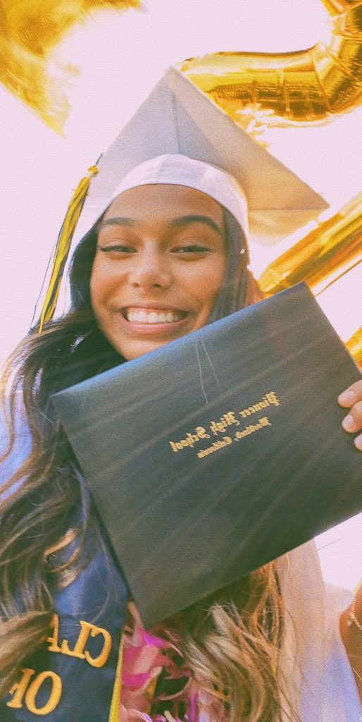 bellafuentes20's tweet image. I did it mama! Thank you for all the memories I love you all forever ❤️ #Classof2020