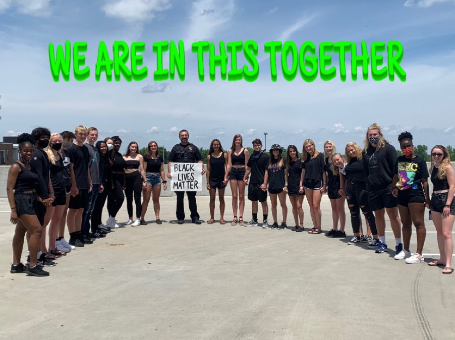 Fishers_Police's tweet image. Today FPD officers were called to the Switch parking garage on a report of a large group of kids congregating. Officers discovered the young adults were peacefully &amp;amp; respectfully exercising their 1st Amendment Rights. #nothingwrongwiththat #photoop #weareinthistogether @FishersIN