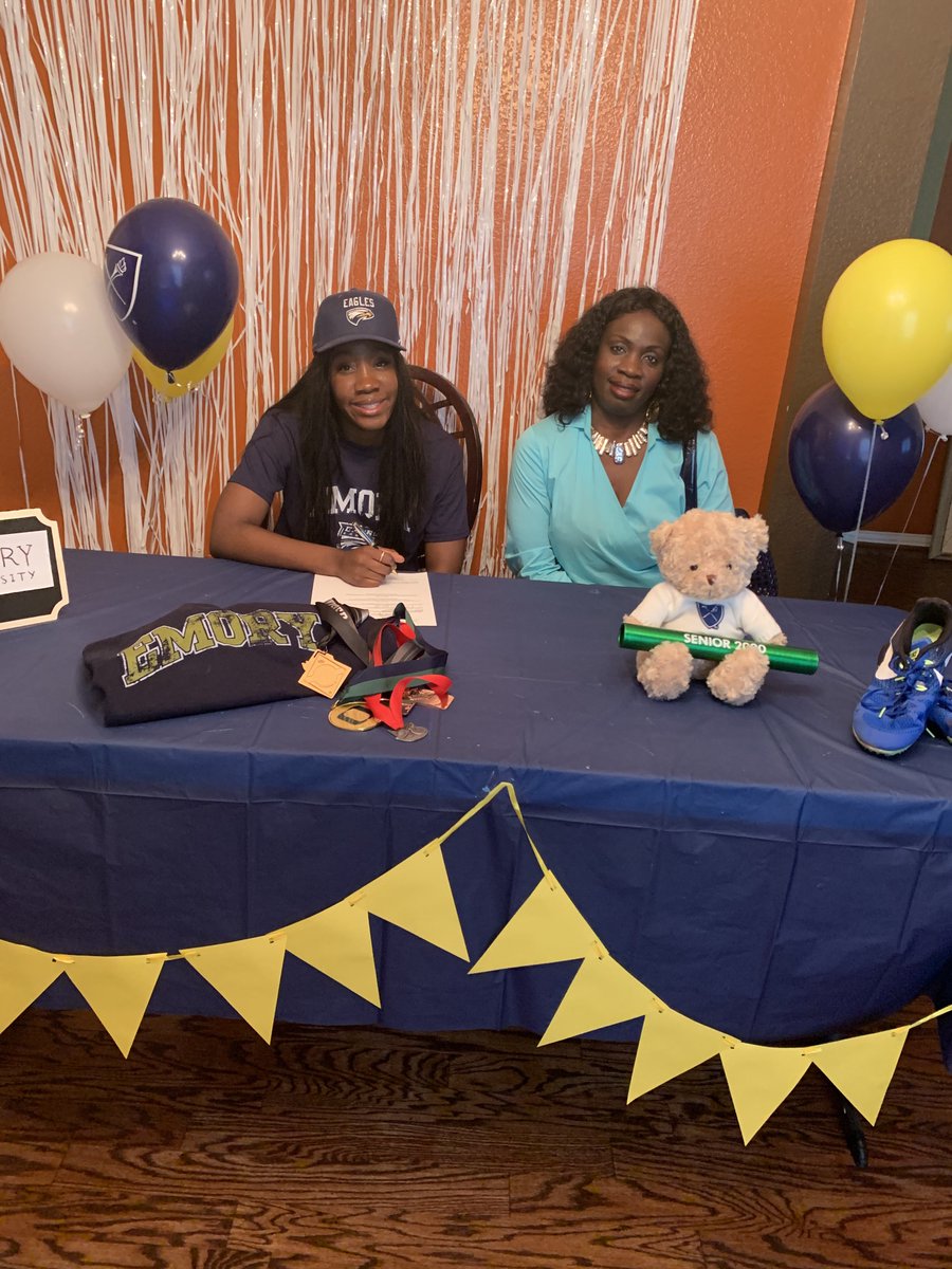 OakOwlsSports's tweet photo. Congratulations Taryn on your decision to throw at Emory University! #GoOwls #oakridgeowls https://t.co/HWhHsVXLSs