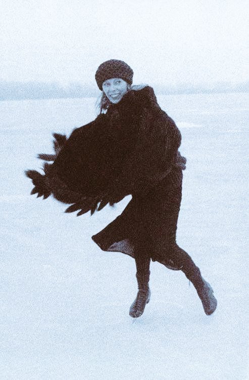 andreas_grabe's tweet image. Joni Mitchell skating on frozen river, 1976. Photo, Joel Bernstein.
#Hejira