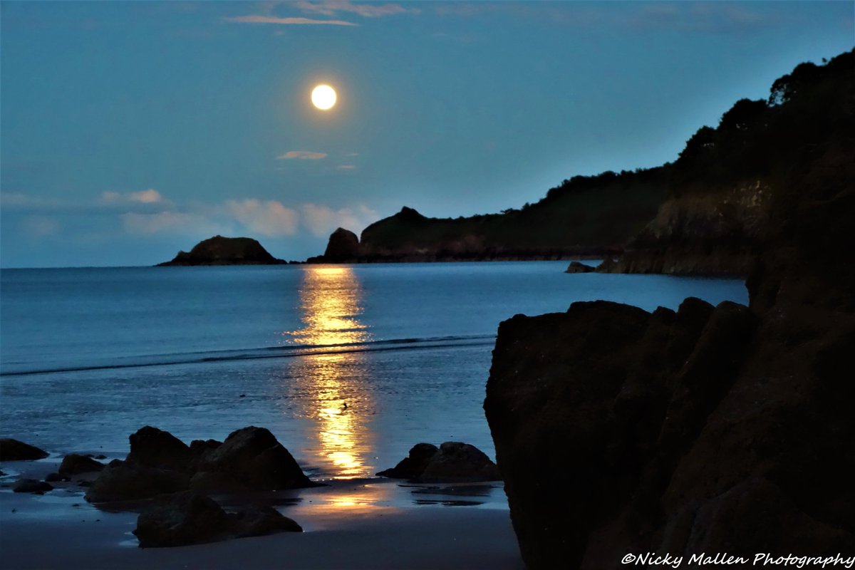 Full Strawberry #Supermoon over #Saundersfoot Bay this evening. @ItsYourWales @ThePhotoHour @StormHour @ruthwignall @kelseyredmore @carolvorders  #StrawberryMoon #Pembrokeshire #StaySafe
