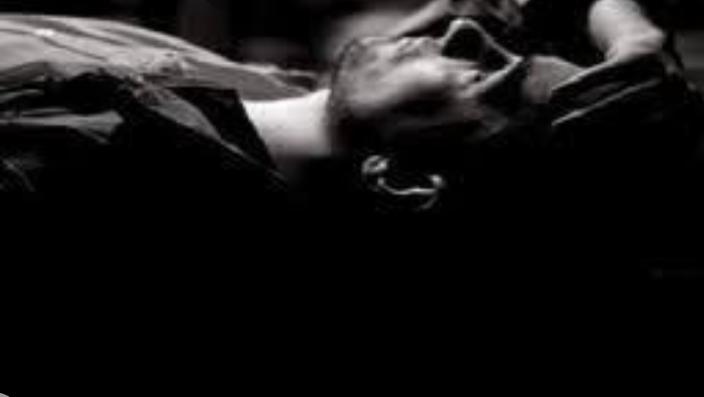 كَأَنَّ هذا الليل يُعاتِبُنا ..ولم يكتفي بِالعِتابِ فباتَ يُعاقِبُنا ..فماذنبُنا ..! ليتكَ نطقتَ يَآليلُ وأخبرتنا بالعيوبِ كي نتوبْ ..وحينها تَكتَحِلُ العيونُ بِنومِِ هَنيئِِ فيكَ يآلَيْلُنَا