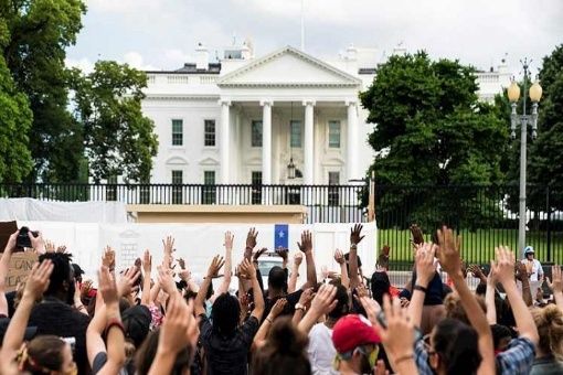 teleSURtv's tweet photo. Organizaciones de derechos civiles en #EEUU🇺🇸 presentaron una demanda este viernes contra el presidente,👉https://t.co/k1KyF9wnD4
La denuncia se realizó por ordenar la represión contra los manifestantes que se congregaron este lunes frente a la Casa Blanca https://t.co/GXTtLxBD22