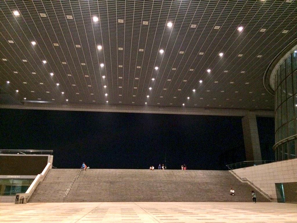 BTSquadPress's tweet photo. [INFO]📰

¡Al parecer los chicos grabaron su presentación para "Dear Class of 2020" en el Museo Nacional de Corea!

©jimintoday | @BTS_twt 😱❤ https://t.co/ezGqLRvf0j