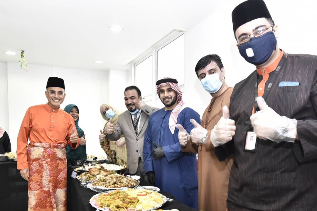 MohdShukriYajid's tweet photo. Thanks Fac of Info Sciences &amp; Engineering for a Raya Hi-Tea &amp; great foods. As the campus gradually re-opens, staff &amp; students make use of the time to reconnect with each other, although, with caution to observe the guidelines and social distancing. @MSUMalaysia #MSUFISE https://t.co/MVD3TAEByj